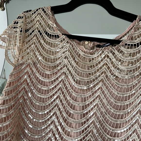 ✨ Sequin Scallop Top - Picture 2 of 8